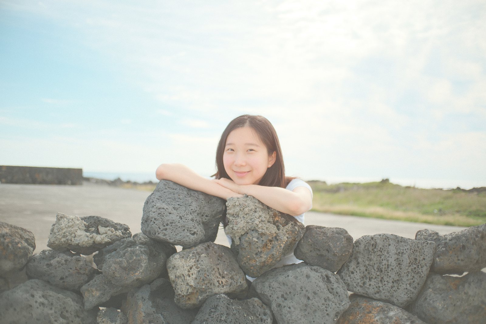 돌담에 턱을 괴고 있는 아라